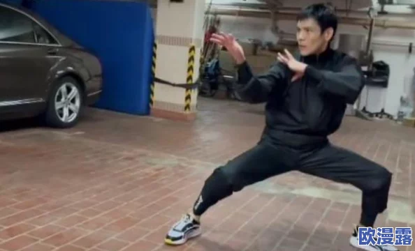 日本少妇撒尿BBBwBBBw毛引发热议，网友纷纷表示对这种现象感到震惊与好奇，讨论其背后的文化和社会影响