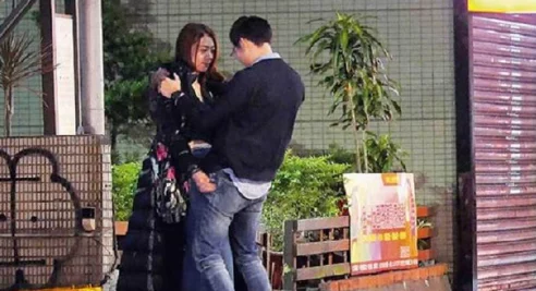 51爆料吃瓜：某知名明星被拍到与神秘人士深夜约会，疑似恋情曝光引发网友热议！