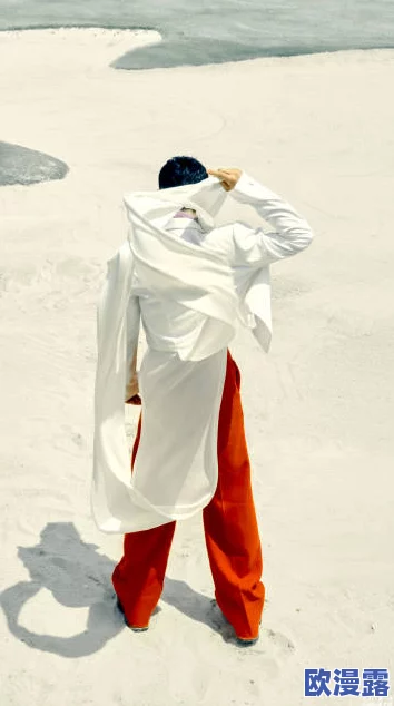 海角披风少年被曝与神秘女子热恋，细节曝光引发网友猜测