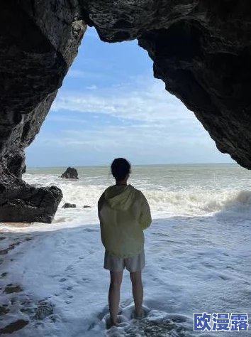 海角披风少年被曝与神秘女子热恋，细节曝光引发网友猜测