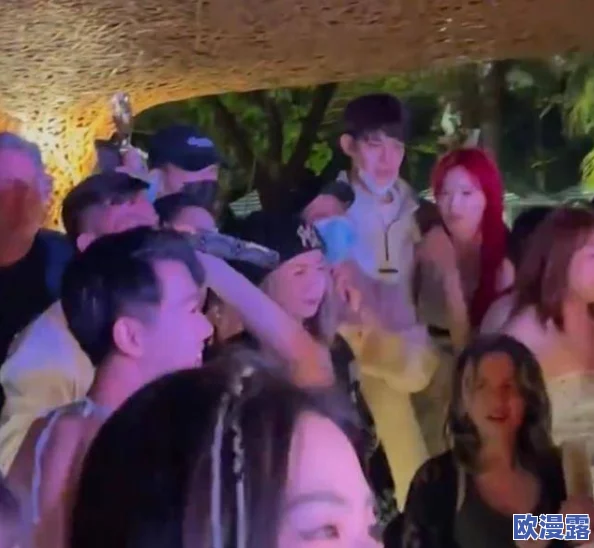 海角披风少年被曝与神秘女子热恋，细节曝光引发网友猜测