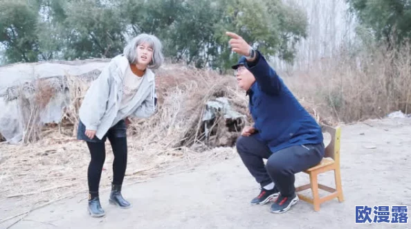 美女拔萝卜不盖被子，展现农村生活乐趣与自然之美，同时反映了现代人对传统农业的向往与传承