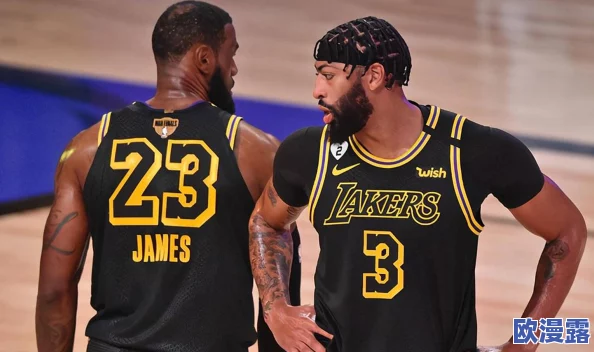 美国人打扑克又叫又疼：揭示扑克游戏中的心理战与高风险决策带来的情绪波动与身体反应