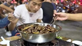 肉大棒一进一出：探讨其在传统美食文化中的地位与现代烹饪技巧的发展与变革