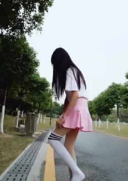 白丝校花打开腿露内裤无遮挡，网友热议其大胆举动引发校园风波与讨论