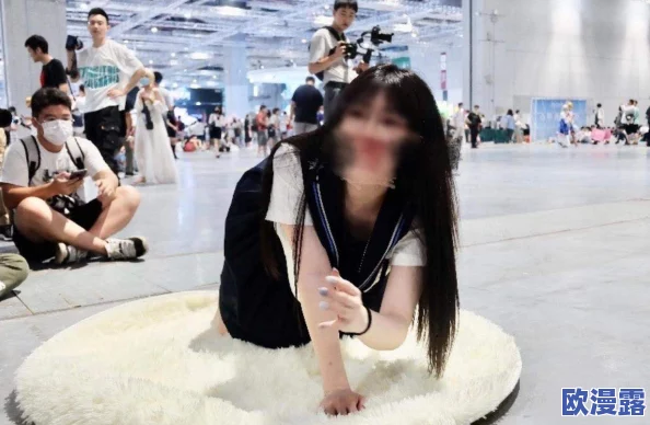 白丝校花打开腿露内裤无遮挡，网友热议其大胆举动引发校园风波与讨论