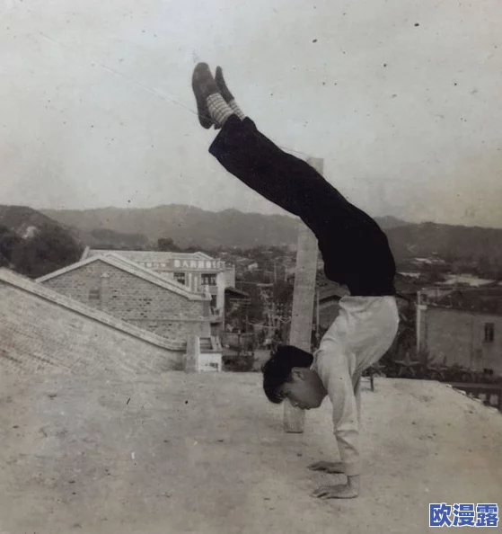 纳西腿法娴熟，传承与创新并行不悖，展现传统技艺的现代魅力与活力