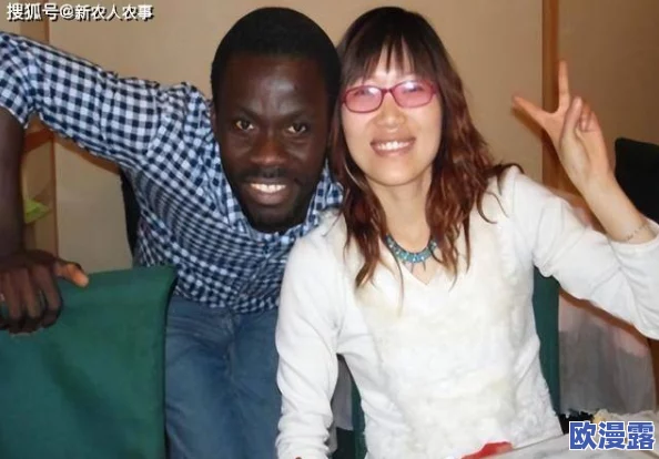 女子初尝黑人巨嗷嗷嗷叫的小说,讲述了一位女性在情感与身体探索中经历的刺激与挑战,以及她对自我认知的深刻反思 女子初尝黑人巨嗷嗷嗷叫的小说,讲述了一位女性在情感与身体探索中经历的刺激与挑战,以及她对自我认知的深刻反思